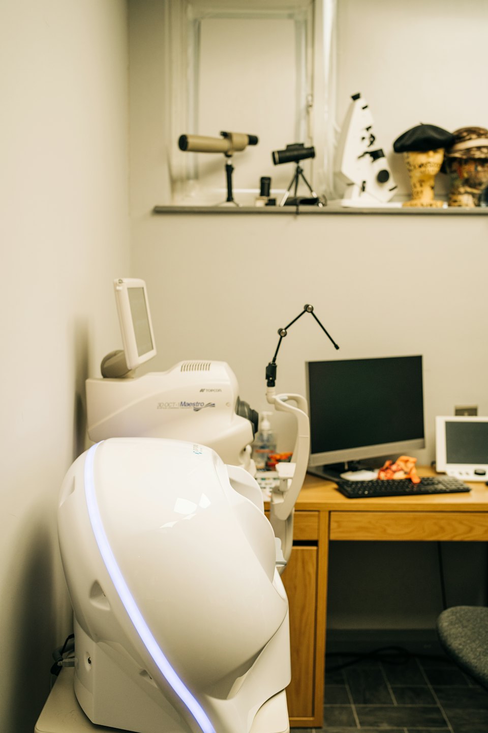 Apparecchiature avanzate per l'esame della vista in una moderna clinica oculistica.